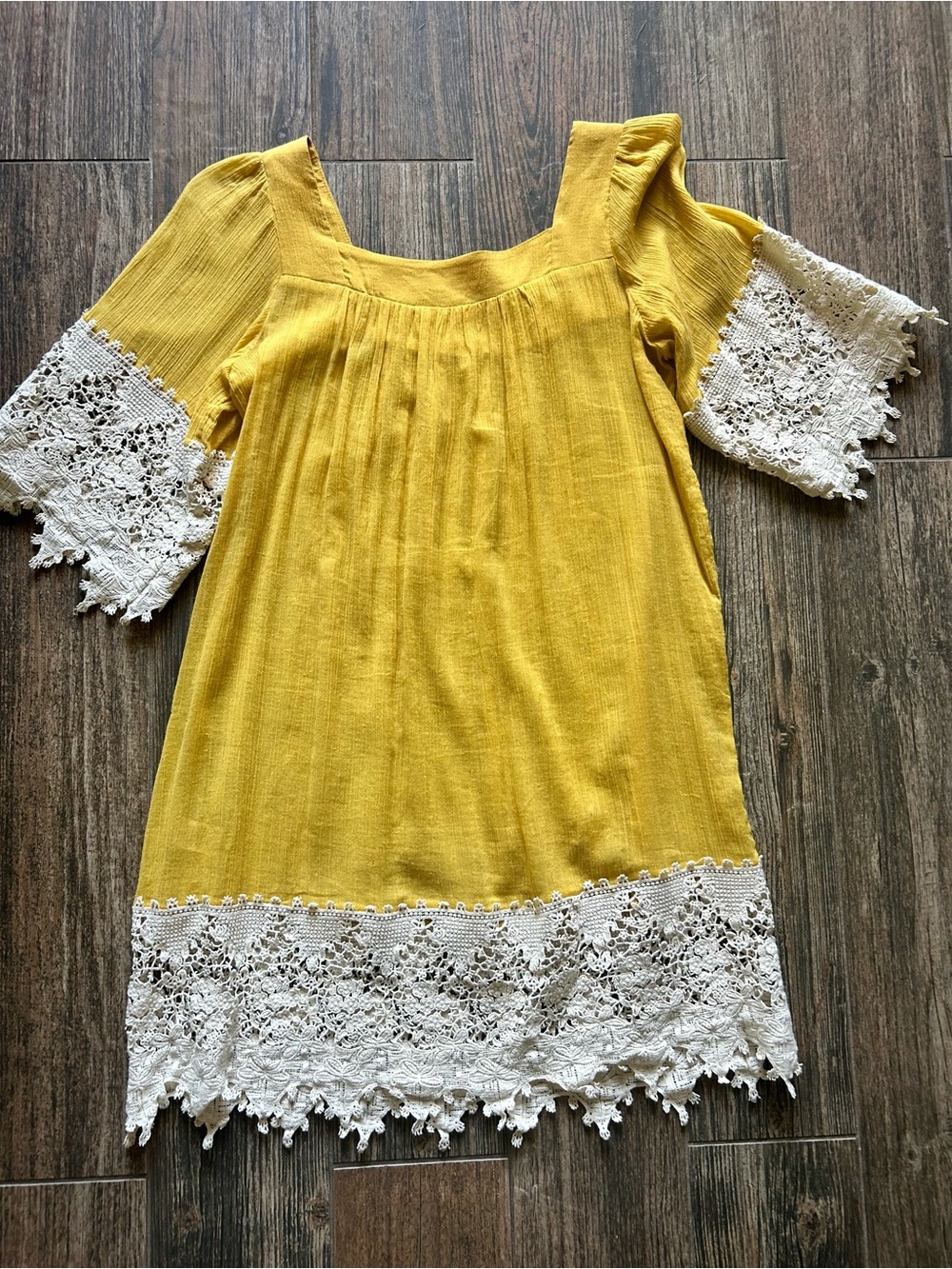 Umgee Ladies Yellow Dress with White Lace Trim never worn